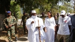 Yahya Jammeh (L) na mkewe Zineb Jammeh