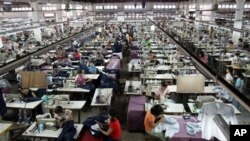 ရန်ကုန်မြို့တွင်းက အထည်ချုပ်စက်ရုံ လုပ်ငန်းခွင် တခုမြင်ကွင်း။ 