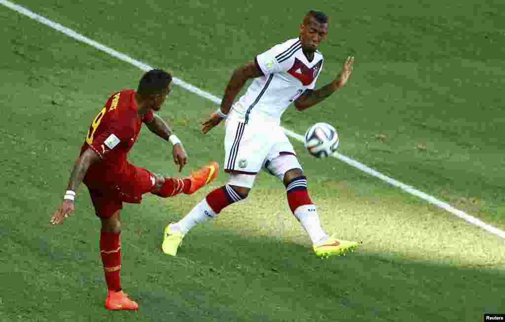 Kevin-Prince Boateng (com a bola) - Gana e o seu irmão Jerome Boateng - Alemanha