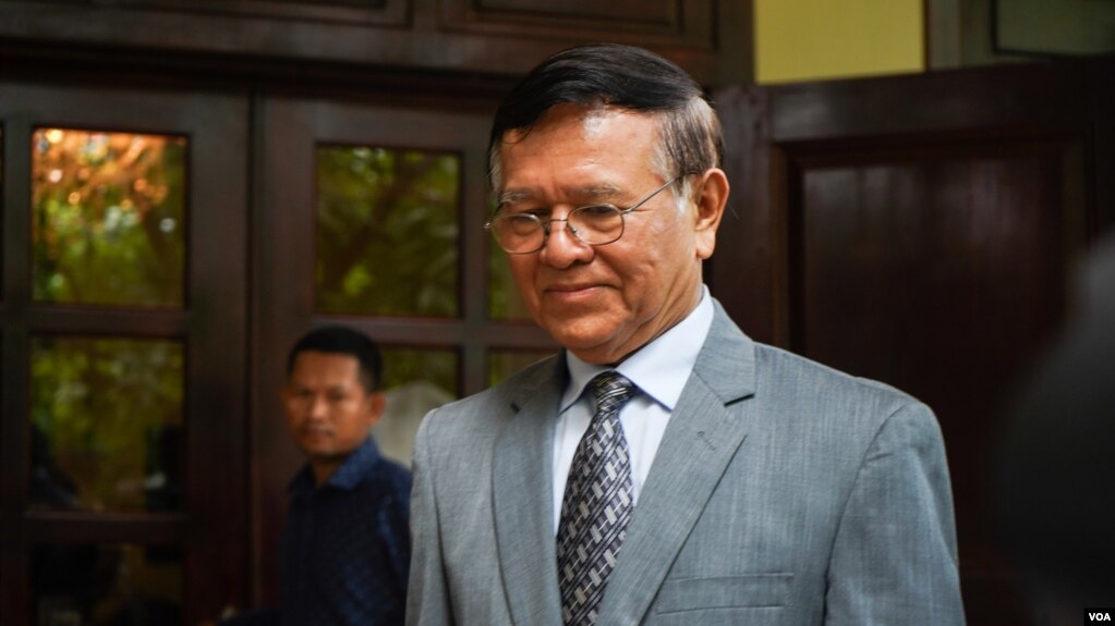 រូបឯកសារ៖ លោកកឹម សុខា ប្រធានគណបក្សសង្គ្រោះជាតិ ជួបជាមួយឯកអគ្គរដ្ឋទូតសហភាពអឺរ៉ុបប្រចាំកម្ពុជាលោកស្រី Carmen Moreno នៅគេហដ្ឋានរបស់លោក នៅរាជធានីភ្នំពេញ ថ្ងៃទី១៣ ខែវិច្ឆិកា ឆ្នាំ២០១៩។ (ទុំ ម្លិះ/VOA)