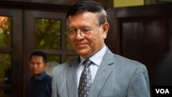 Kem Sokha, leader of the Cambodia National Rescue Party, welcomes European Union Ambassador in Cambodia, at his house in Phnom Penh, on Nov. 13, 2019. (Tum Malis/VOA Khmer) 