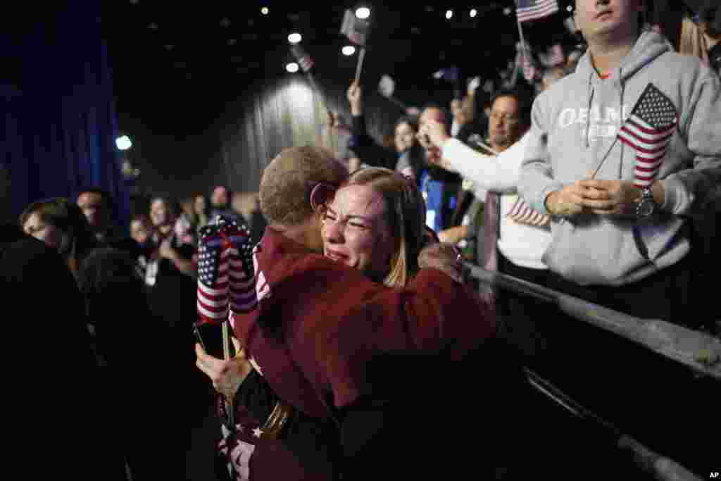 Reaksi pendukung Presiden Barack Obama atas proyeksi yang menunjukkan kemenangannya (6/11). (AP/Jerome Delay)