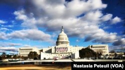 Le Congrès est prêt à recevoir le président élu Donald Trump pour son investiture, à Washington DC, le 18 janvier 2017. (VOA/ Nastasia Peteuil)