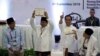 Presiden Joko Widodo mendapat nomor urut 1 dan penantangnya, Prabowo Subianto nomor urut 2, memegang nomor urut Pilpres masing-masing, disaksikan oleh pasangan mereka, Cawapres Sandiaga Uno dan Ma'ruf Amin di kantor KPU, Jakarta, Jumat (21/9).