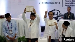 Presiden Joko Widodo mendapat nomor urut 1 dan penantangnya, Prabowo Subianto nomor urut 2, memegang nomor urut Pilpres masing-masing, disaksikan oleh pasangan mereka, Cawapres Sandiaga Uno dan Ma'ruf Amin di kantor KPU, Jakarta, Jumat (21/9).