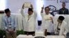 Presiden Joko Widodo mendapat nomor urut 1 dan penantangnya, Prabowo Subianto nomor urut 2, memegang nomor urut Pilpres masing-masing, disaksikan oleh pasangan mereka Cawapres Sandiaga Uno dan Ma'ruf Amin di kantor KPU, Jakarta, Jumat (21/9).