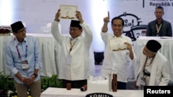 Presiden Joko Widodo mendapat nomor urut 1 dan penantangnya, Prabowo Subianto nomor urut 2, memegang nomor urut Pilpres masing-masing, disaksikan oleh pasangan mereka Cawapres Sandiaga Uno dan Ma'ruf Amin di kantor KPU, Jakarta, Jumat (21/9).