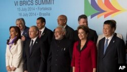 Các nhà lãnh đạo khối BRICS gồm Brazil, Ấn Độ, Trung Quốc và Nam Phi, công bố thành lập một ngân hàng phát triển mới với số vốn 100 tỷ đôla.