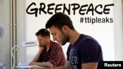 Le groupe Greenpeace tient un centre d'information sur le TTIP à Berlin, Allemagne, le 2 mai 2016.