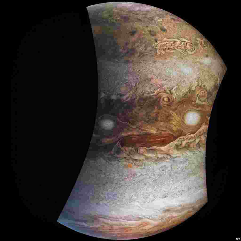 Gambar handout NASA yang dirilis pada hari Jumat ini menunjukkan sebuah gambar yang diambil oleh JunoCam di pesawat luar angkasa NASA Juno, 19 Mei 2017, pukul 11:20 pagi (2:20 p.m. ET) dari ketinggian 1.2.075 mil (19.433 kilometer). (Handout NASA)