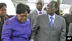 Zimbabwean President Robert Mugabe (R) with Vice President Joice Mujuru (L). (File Photo)