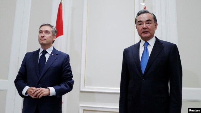 加拿大外长商鹏飞(左)和中国外长王毅在罗马举行会晤。 (2020年8月25日)