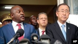 Le président Pierre Nkurunziza du Burundi et l'ancien secrétaire général des Nations unies lors d'une point de presse conjoint à Bujumbura, Burundi, 23 février 2016.