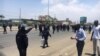 Polícia e manifestante em Luanda, Angola