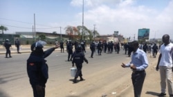 Polícia e manifestante em Luanda
