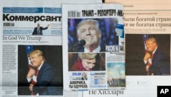 Halaman-halaman depan koran Rusia yang memuat foto presiden AS terpilih Donald Trump. (AP/Alexander Zemlianichenko)