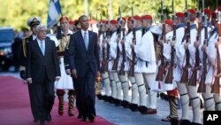 Presiden Amerika Serikat Barack Obama dan Presiden Yunani Prokopis Pavlopoulos memeriksa barisan Pengawal Presiden di Athena, Yunani, 15 November 2016. (AP Photo/Lefteris Pitarakis) 