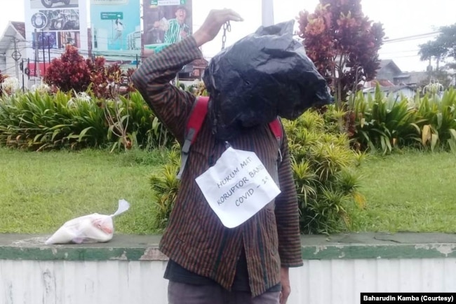 Aktivis JCW, Baharuddin Kamba menggelar aksi teatrikal menuntut hukuman mati koruptor, Minggu (6-12) di Yogyakarta. (Foto: Courtesy/Baharudin Kamba)