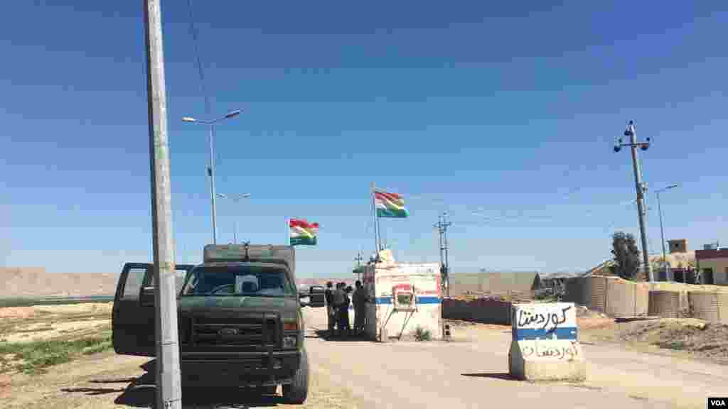 A Peshmerga checkpoint on the road to the Kurdish Peshmerga's final military base before Islamic State-controlled territory begins in the Makhmour area of Iraq, southeast of Mosul, March 8, 2016. (S. Behn/VOA)