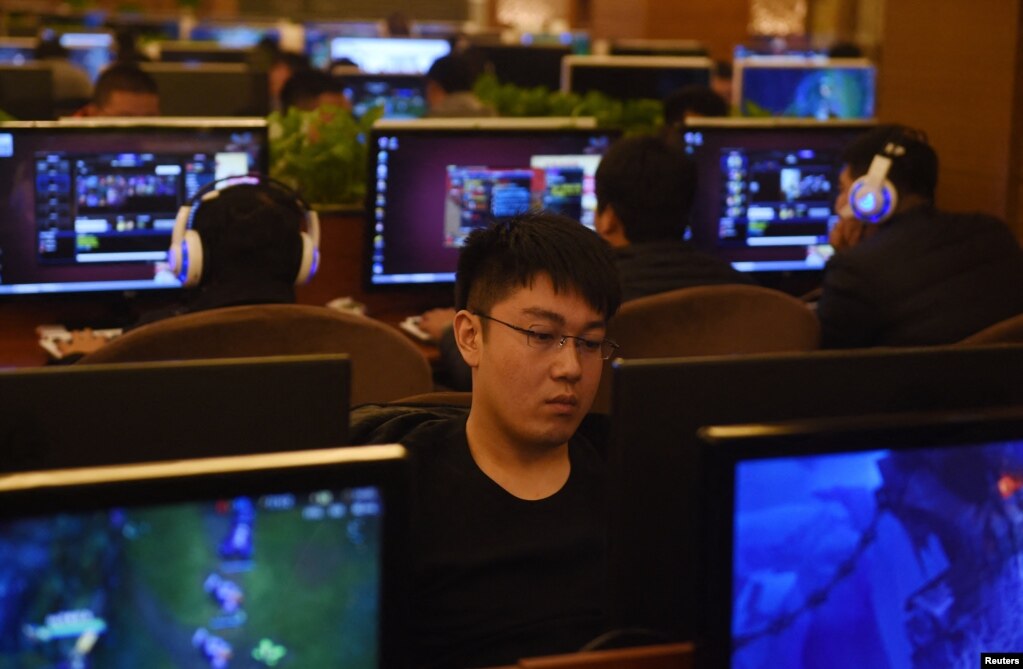 资料照：北京一家网吧里的年轻人在玩电子游戏。（2015年12月16日）(photo:VOA)