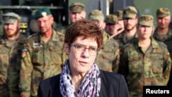 Almanya Savunma Bakanı Annegret Kramp-Karrenbauer, 23 Ekim 2019 tarihli bu fotoğrafta, Erfurt kentindeki askeri kışlada Alman askerlerini ziyareti sonrasında görüntülenmiş.