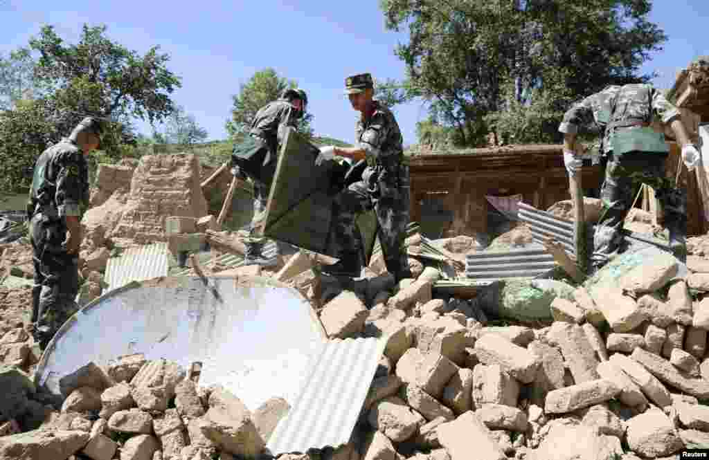 22일 지진이 발생한 중국 간쑤성 딩시 시에서 군인들이 생존자 수색 작업을 벌이고 있다.