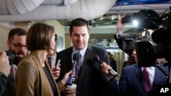 Ketua Komite Intelijen DPR AS, Devin Nunes, R-Calif. Dikejar oleh para wartawan sesaat setelah ia tiba untuk rapat mingguan Konferensi Partai Republik dengan jurubicara DPR, Paul Ryan dan kepemimpinan Partai Republik tanggal 28 Maret 2017 di Capitol Hill, Washington, D.C. (foto: AP Photo/J. Scott Applewhite)