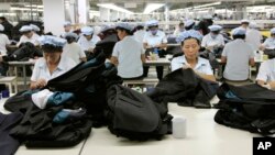 지난 2012년 9월 개성공단에 진출한 한국 의류업체 신원 공장에서 북한 근로자들이 양복을 만들고 있다. (자료사진)