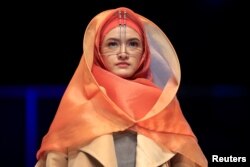 Seorang model memperagakan kreasi karya desainer mahasiswa Sherly Az Zahra pada hari pertama Festival Busana Muslim Indonesia di Jakarta, 19 April 2018. (Foto: Reuters / Beawiharta)