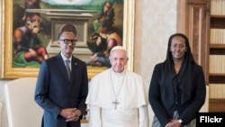 Papa Francisko Yakiriye Perezida Paul Kagame n'umufasha we I Vatikani