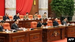 朝鲜领导人金正恩（中）2021年12月27日参加朝鲜劳动党第八届中央委员会第四次全体会议。