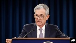 Powell dijo en una conferencia de prensa el miércoles que se necesitaría una "reevaluación material" de las perspectivas del banco central para recortes adicionales.
