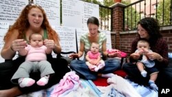 Parents and their infant children enjoy a music appreciation and therapy lesson held by parent Randi Madrid at her home in the Queens borough of New York, Monday, Oct. 12, 2008. (AP Photo/Craig Ruttle)