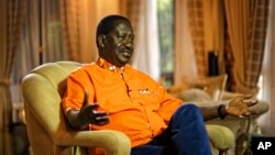 Raila Odinga ariko aha ikiganiro itororokanirizo ry'amakuru ry'Abanyamerika Associated Press mu rugo rwiwe i Nairobi, Kenya.