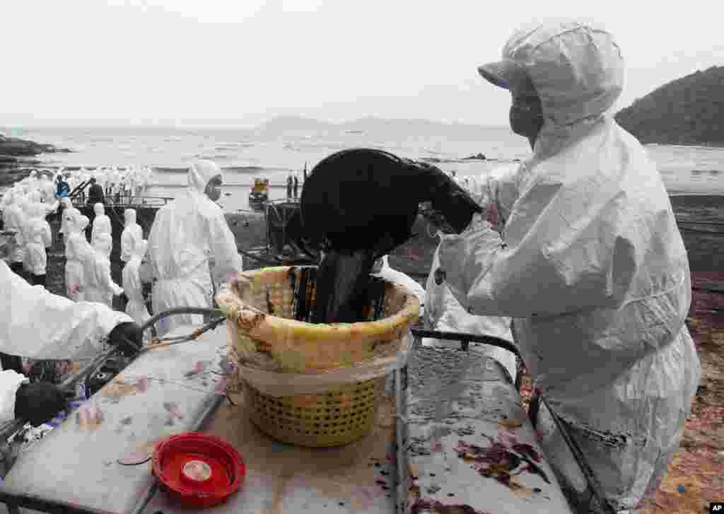 El crudo que recogen los trabajadores de la playa de Prao Bay en la isla de Samet, podría evitar que otras áreas se vean afectadas.