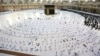 Para jamaah Muslim berdoa di sekitar Ka'bah di kompleks Masjidil Haram, di kota suci Mekkah, Arab Saudi, 1 November 2020. (Foto: dok).