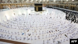 Para jamaah Muslim berdoa di sekitar Ka'bah di kompleks Masjidil Haram, di kota suci Mekkah, Arab Saudi, 1 November 2020. (Foto: dok).