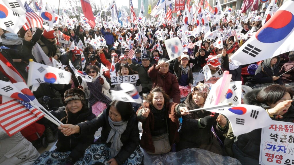 Miles de personas tanto a favor como en contra de Park se reunieron alrededor del edificio de la Corte Constitucional y en una enorme plaza pública en el centro de Seúl.