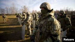 Военные пограничной службы Украины на границе с Беларусью в Волынской области, 11 ноября 2021 г.