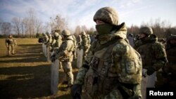 Pasukan Ukraina dikerahkan untuk menjaga perbatasan dengan Belarus di kawasan Volyn, Ukraina, Kamis (11/11). 