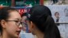 兩名女子在一處北京報攤前聊天 (資料圖片)