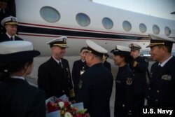 美国海军作战部长约翰·理查森抵达中国机场（美国海军照片）。