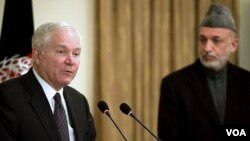 Menteri Pertahanan Amerika Robert Gates sewaktu press conference bersama Presiden Afghanistan Hamid Karzai di Kabul