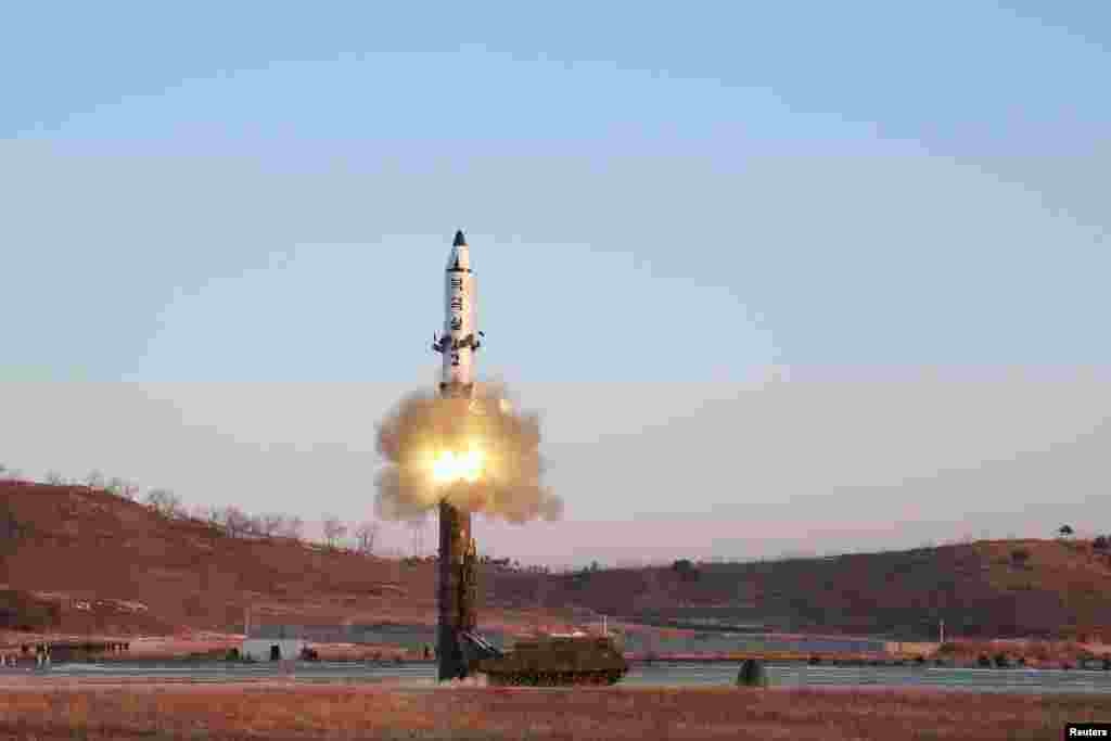 북한이 12일 시험발사한 신형 중장거리 전략탄도미사일 &#39;북극성 2형&#39; 미사일이 원통형 이동발사대에서 솟아오르고 있다.