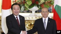 PM Jepang Yoshihiko Noda (kiri) berjabat tangan dengan Presiden Burma Thein Sein sebelum KTT Jepang Mekong, Sabtu (21/4).