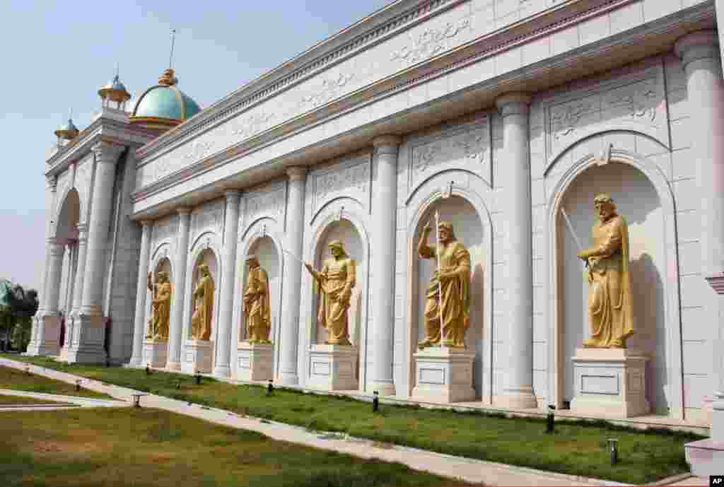 Statues of Roman-like Gods in front of Kings Romans Casino. (D. Schearf/VOA)