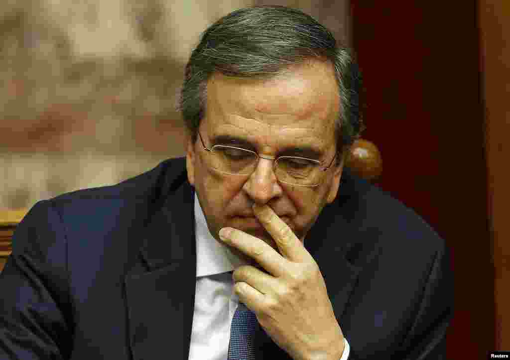 Greek Prime Minister Antonis Samaras reacts in parliament during the last round of a presidential vote in Athens, Dec. 29, 2014.&nbsp;