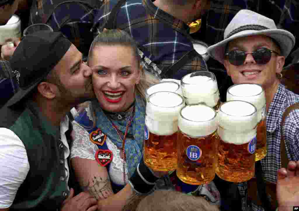 یک زن جوان با چند لیوان بزرگ در جشن آبجوخوری&nbsp;اکتُبِرفِست. هر سال در آخر سپتامبر و در آغاز ماه میلادی اکتبر، این جشن در مونیخ برگزار می شود. دست کم شش میلیون نفر در آن حضور میابند.&nbsp; &nbsp;