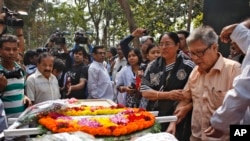 1일 방글라데시 다카에서 살해된 인터넷 유명 활동가 아비짓 로이의 아버지(오른쪽)가 아들의 관 옆에 서 잇다.