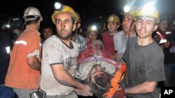 Một thợ mỏ được giải cứu sau vụ nổ mỏ than ở Soma, miền tây Thổ Nhĩ Kỳ.